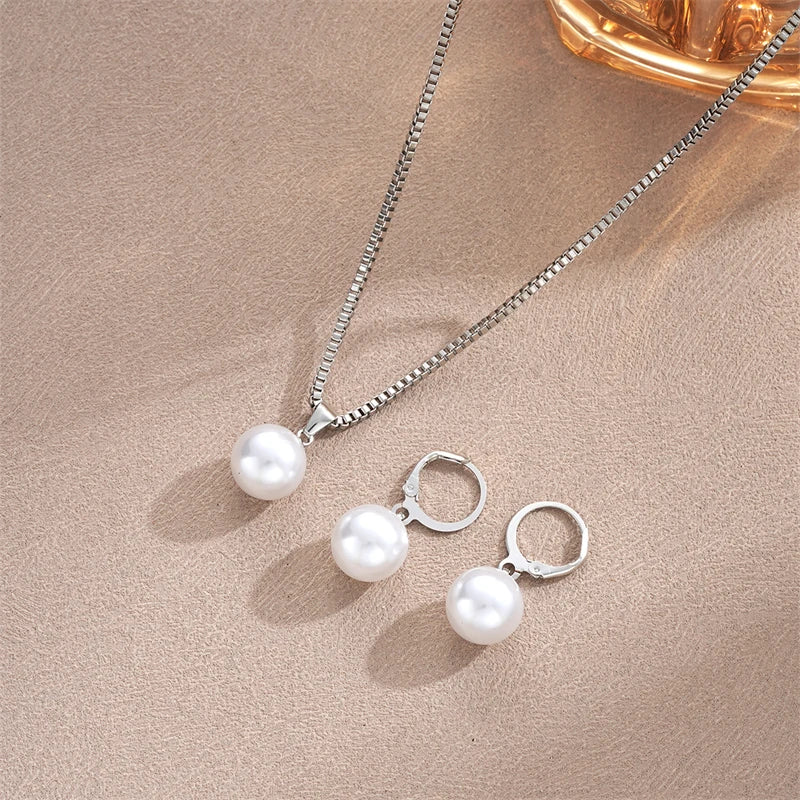 Pärlsmyckeset dam med halsband och örhängen i guldfinish
