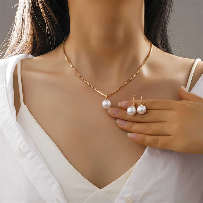 Pärlsmyckeset dam med halsband och örhängen i guldfinish