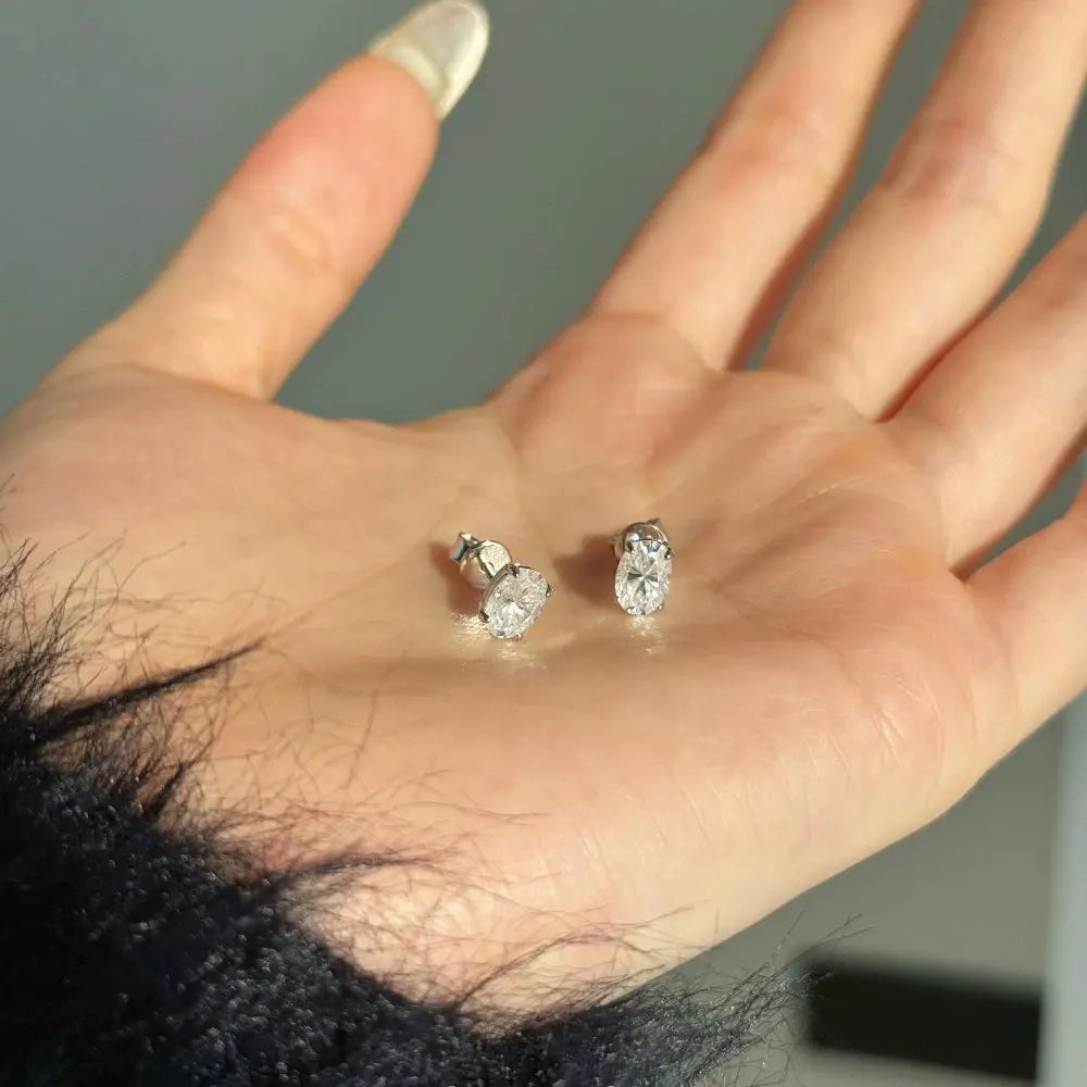 Stiftörhängen med oval moissanit eller zirkonia från K.Nobspin – 925 silver