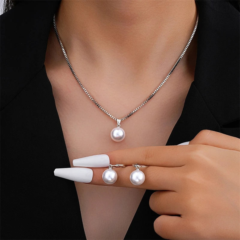 Pärlsmyckeset dam med halsband och örhängen i guldfinish
