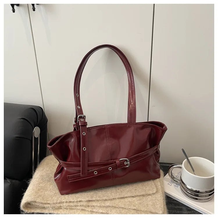 Damväska Suede Tote – stilren bucket bag med spänndetalj
