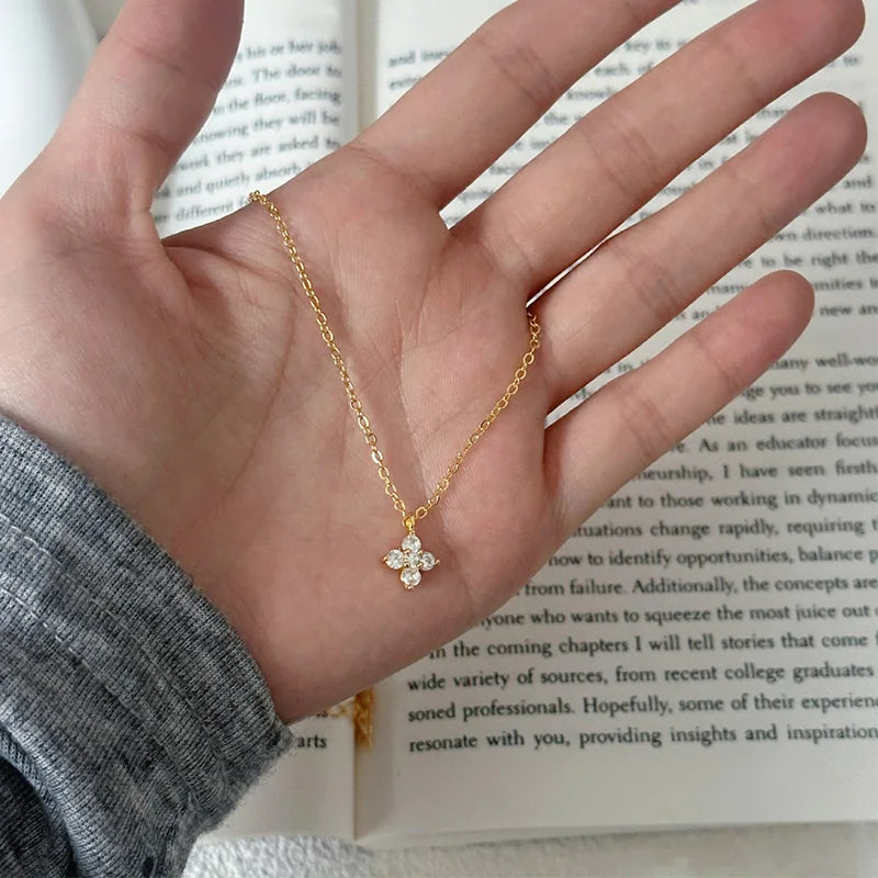 Lyckoklöver halsband i 925 sterling silver med guldplätering och CZ-blommor
