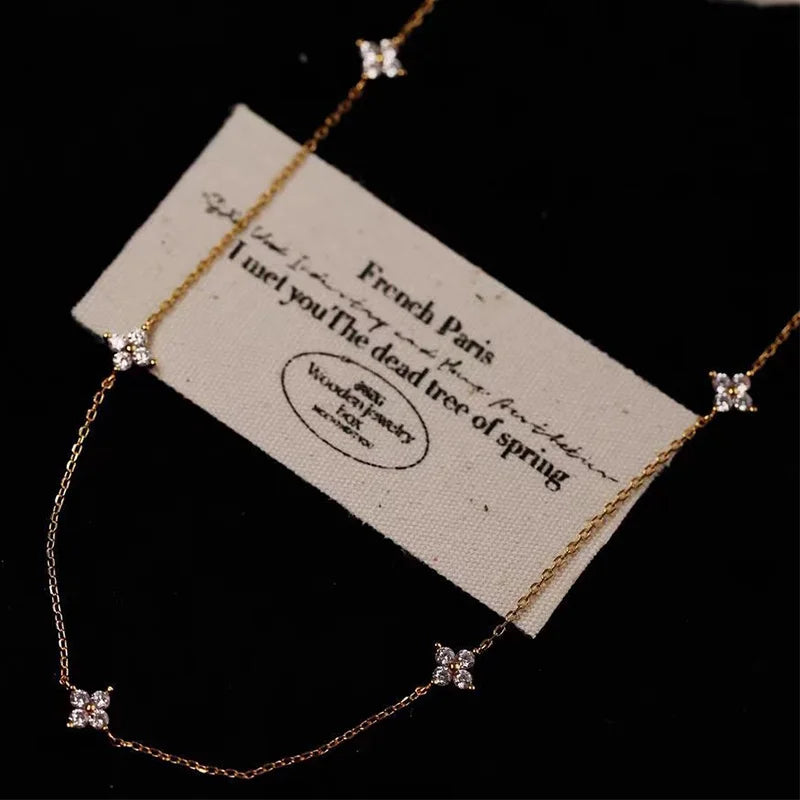 Lyckoklöver halsband i 925 sterling silver med guldplätering och CZ-blommor