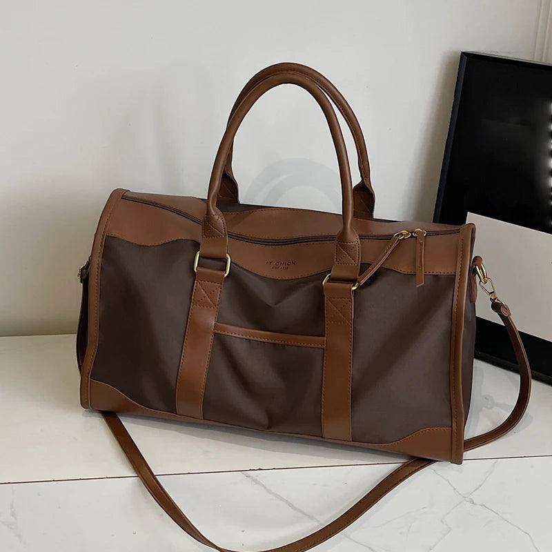 Elegant reseväska i läderlook – Rymlig weekendbag med justerbar axelrem