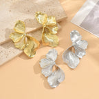 Örhängen dam – ginkgo blad studs i guldton