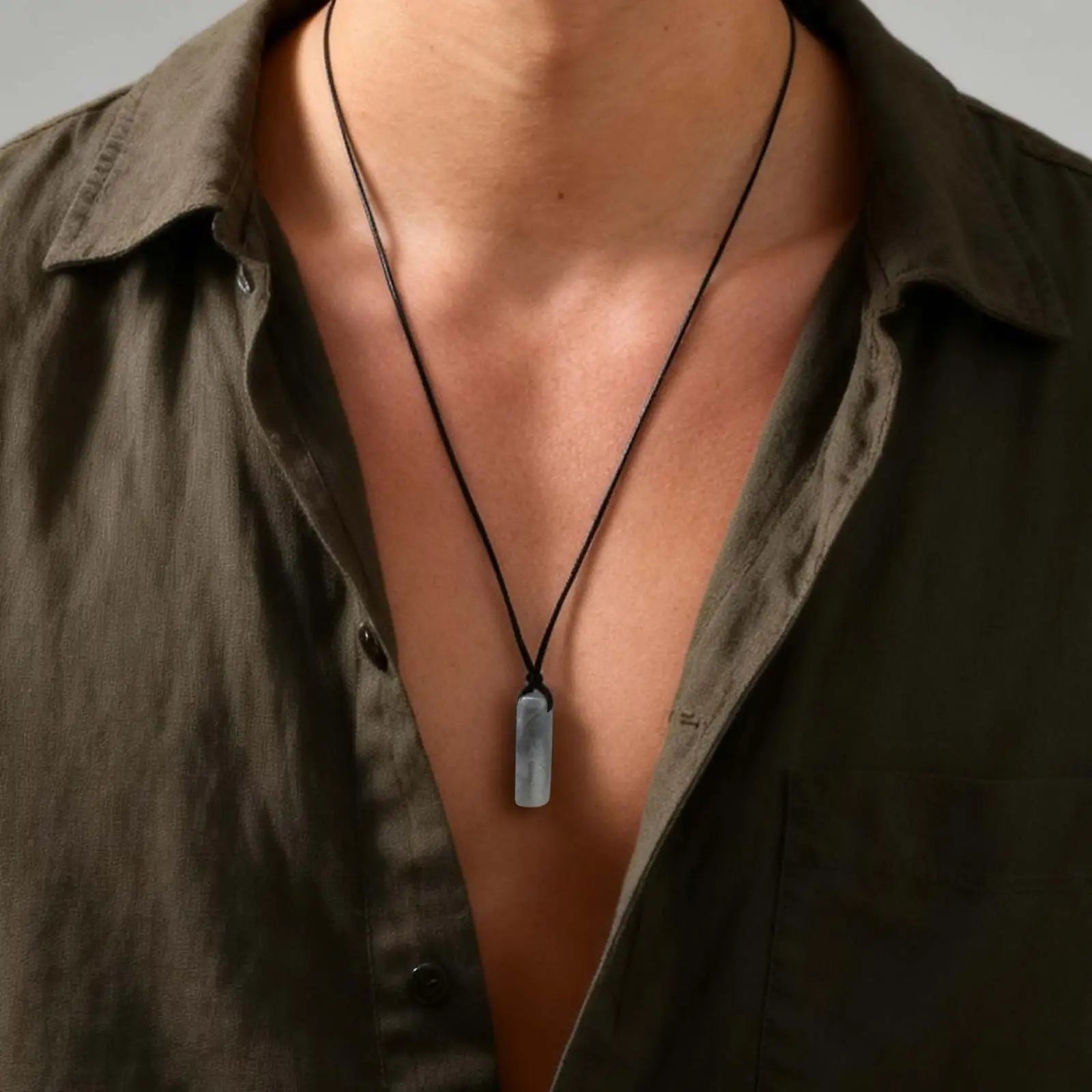 Stenhalsband med svart rep – justerbart