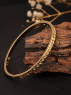 Guldfärgat armband i rostfritt stål med strass – geometrisk cuff design
