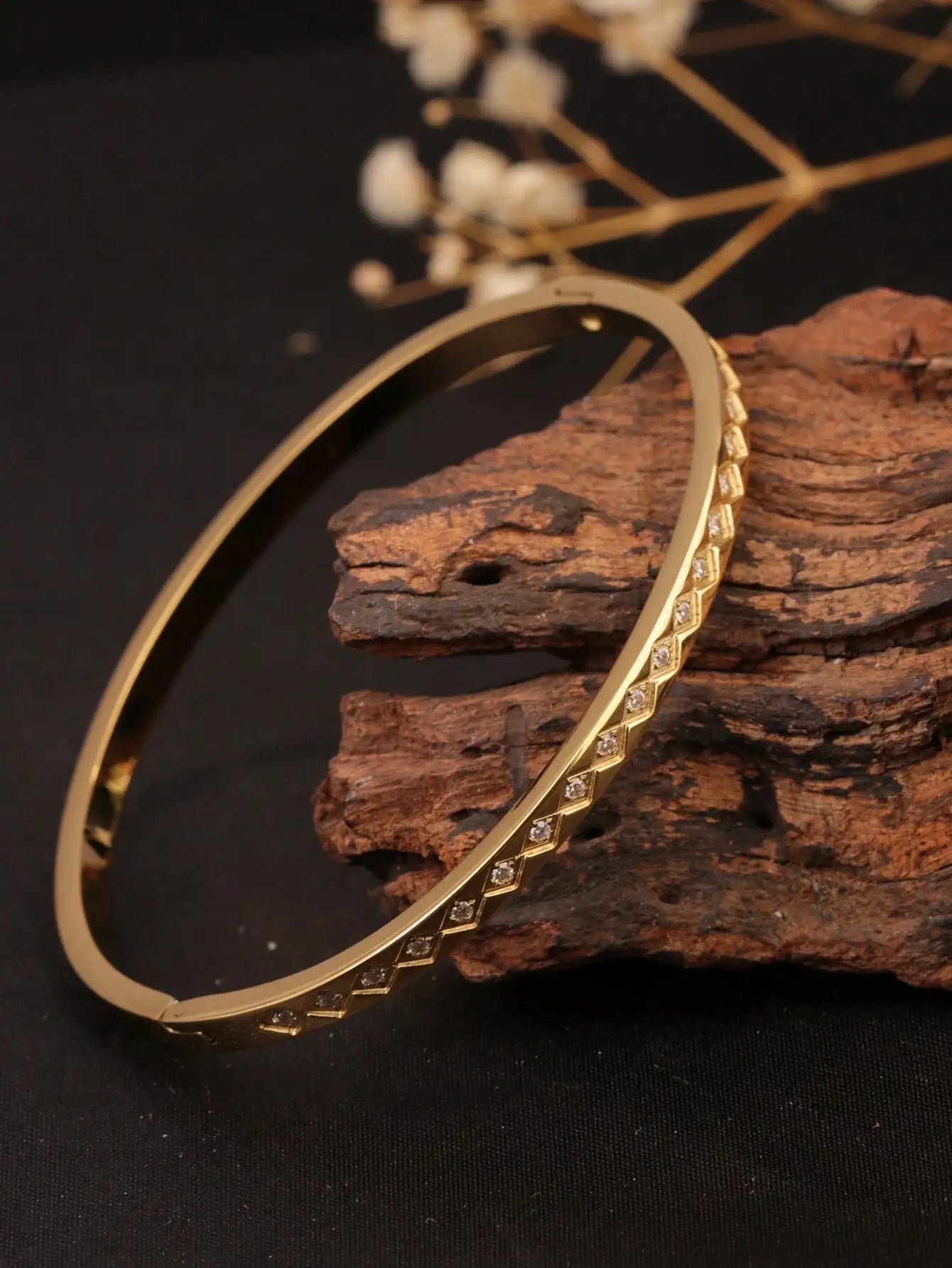 Guldfärgat armband i rostfritt stål med strass – geometrisk cuff design