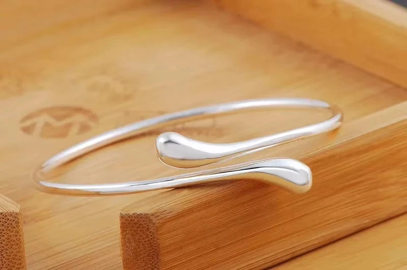 Armband i sterling silver med vattendroppe – Elegant och justerbart damsmycke