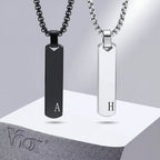 Initialhalsband med bokstav – vertikalt stålhänge och herr