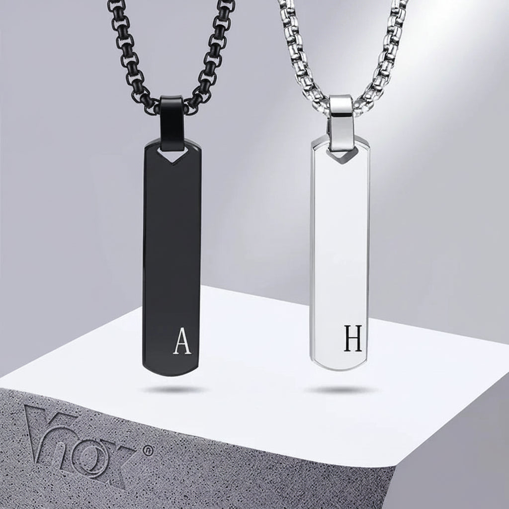 Initialhalsband med bokstav – vertikalt stålhänge och herr