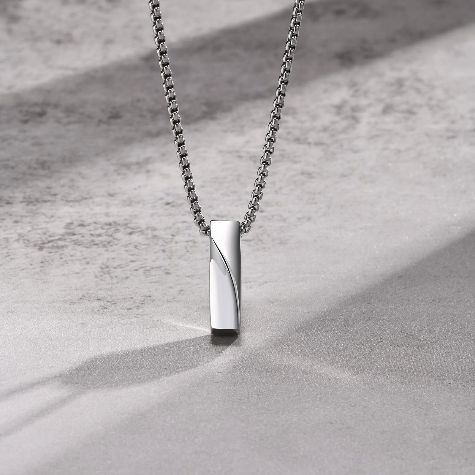 Halsband herr – minimalistiskt stålhalsband med geometriskt hänge